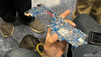 Baterainya bisa sebesar itu karena motherboardnya yang terbilang mungil untuk sebuah laptop 14 inch. Foto: detikINET/Anggoro Suryo Jati