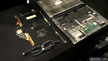 Ini adalah penampakan Asus Zenbook S 14 OLED (UX5406) saat dibongkar. Foto: detikINET/Anggoro Suryo Jati