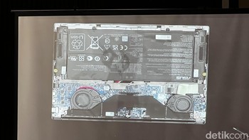 Asus Zenbook S 14 OLED (UX5406) punya bodi tipis (1,1 cm) namun punya baterai yang besar, mencapai 72Wh. Dan, baterai ini terlihat mengisi lebih dari setengah bodi laptop. Foto: detikINET/Anggoro Suryo Jati