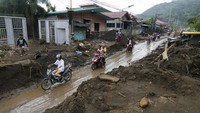 Jalan yang sebelumnya tertimbun tanah longsor sudah bisa dilalui kendaraan. AP Photo/Aaron Favila.