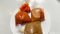 Soal bumbu, Asinan H.Mansyur punya bumbu warna cokelat agak muda dan encer. Asinan Ny.Isye bumbunya agak cokelat gelap dan oranye dengan rasa kacang pekat. Asinan H.Asymuni warna bumbunya dominan oranye dengan perpaduan rasa manis, gurih, asam. Foto: Detikcom / Atiqa Rana