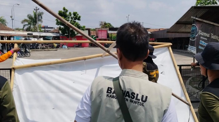 Bawaslu Bantul mencotopi ratusan alat peraga kampanye yang melanggar, Sein (28/10/2024).