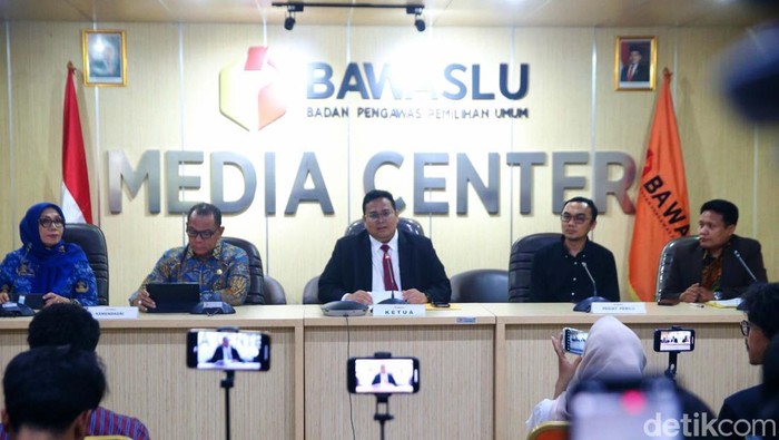 Bawaslu bersama Kemendagri gelar jumpa pers. Mereka menjelaskan penggerebekan pertemuan kepala desa se-Jawa Tengah, di salah satu hotel bintang lima di Semarang.
