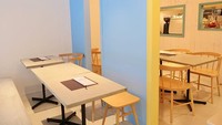 Selain area luar, kafe ini juga punya area indoor dengan tembok yang dicat perpaduan warna cerah, biru dan kuning. Suasana pun jadi lebih cerah. Foto: grapeejapan.com