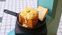 Hidangan scrambled egg yang ‘next level’ juga bisa ditemui di kafe ini. Scrambled egg disajikan di atas toast yang spesial. Foto: grapeejapan.com