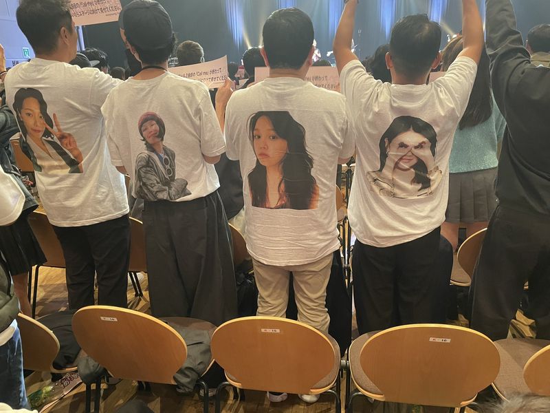 Bucin Maksimal, Jung Kyung Ho Pakai Baju Gambar Sooyoung SNSD di Konsernya