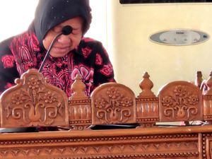 Tangis Risma Apresiasi Ponpes Shiddiqiyah Bangun Rumah Warga Miskin
