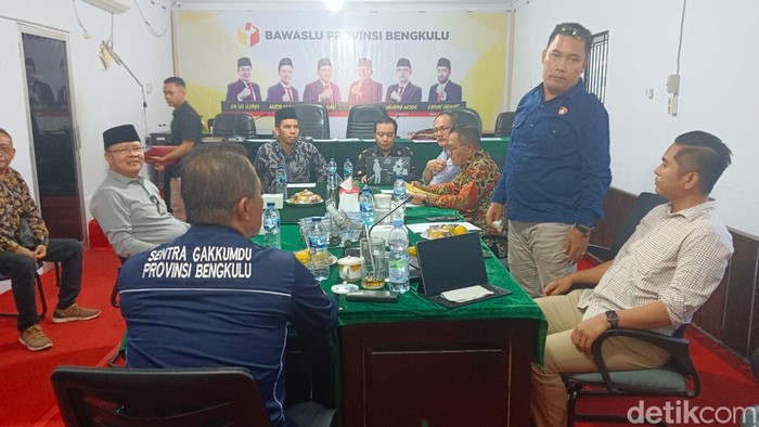 Calon Gubernur Bengkulu Rohidn Mersyah saat dipanggil bawaslu