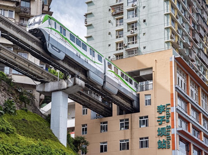 Chongqing Rail Transit Line 2 menuju Liziba Station melewati lorong apartemen.