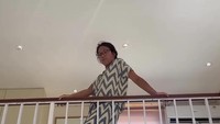 Lalu, ini juga contoh penampakan rumah kalau sudah jadi. Railing di lantai atas menggunakan sekat-sekat vertikal berwarna putih dan ada pegangan dari kayu.