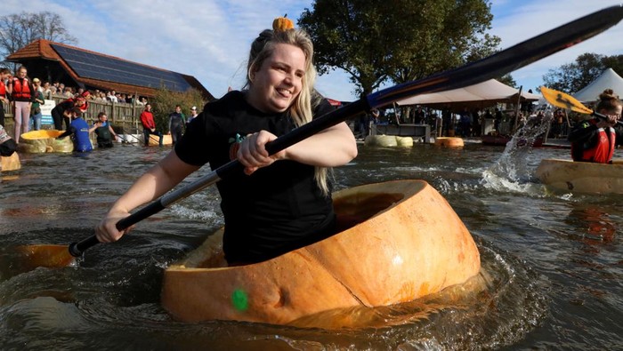 Competitors paddle in giant hollowed out pumpkins at the yearly pumpkin regatta in Kasterlee, Belgium October 27, 2024. REUTERS/Bart Biesemans