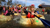 Dalam rangka menyambut Halloween, ratusan warga di Kasterlee, Belgia, menggelar lomba perahu labu. Pesertanya datang dari berbagai negara, termasuk Italia dan Spanyol.   