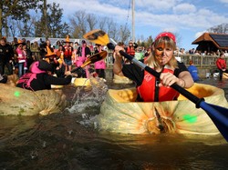 Video: Unik! Perlombaan Kayak di Belgia Pakai Labu Raksasa Video: Unik! Perlombaan Kayak di Belgia Pakai Labu Raksasa