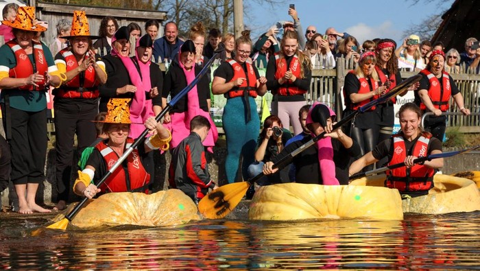 Competitors paddle in giant hollowed out pumpkins at the yearly pumpkin regatta in Kasterlee, Belgium October 27, 2024. REUTERS/Bart Biesemans