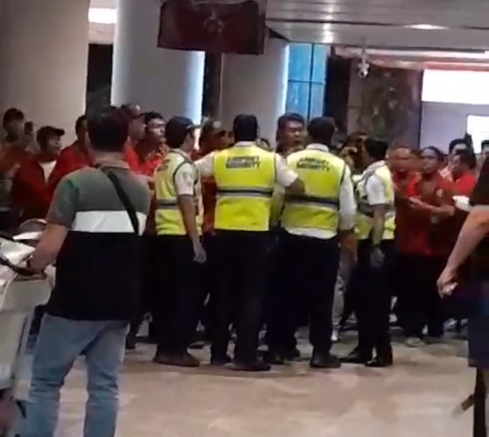 Cuplikan potongan video saat beberapa sopir merangsek di terminal kedatangan internasional Bandara Ngurah Rai, Bali, Minggu (27/10/2024) malam. (IST)