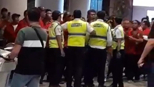 Cuplikan potongan video saat beberapa sopir merangsek di terminal kedatangan internasional Bandara Ngurah Rai, Bali, Minggu (27/10/2024) malam. (IST)