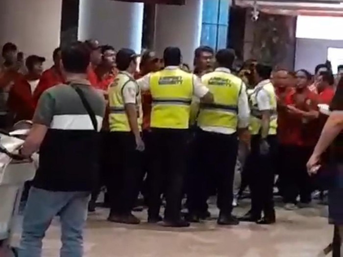 Cuplikan potongan video saat beberapa sopir merangsek di terminal kedatangan internasional Bandara Ngurah Rai, Bali, Minggu (27/10/2024) malam. (IST)