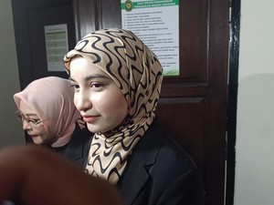 Cut Intan Hadiri Sidang Perdana Kasus KDRT Armor Toreador