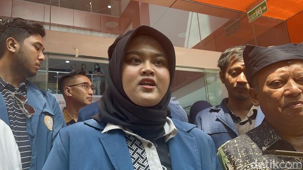Dekan FISIP Unair, Prof Bagong Suyanto bersama dekanat dan BEM.