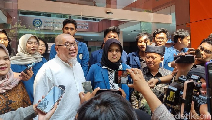 Dekan Fisip Unair Prof Bagong Suyanto dan ketua bem Tuffahati Ullayyah Bachtiar