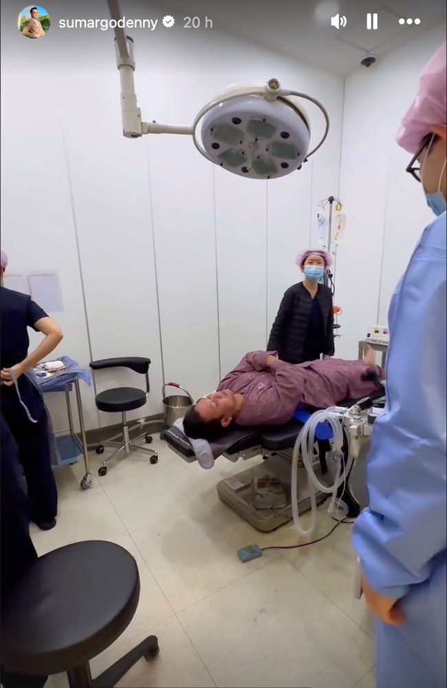 Meski sudah ditangani dengan dokter profesional namun Densu tetap terlihat sempat deg-degan sebelum menjalani prosedur kecantikan tersebut. Sebaliknya, sang istri, Olivia justru tak sabar melihat hasil operasi kantung mata suaminya itu. Foto: Instagram/@sumargodenny