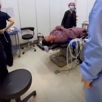 Meski sudah ditangani dengan dokter profesional namun Densu tetap terlihat sempat deg-degan sebelum menjalani prosedur kecantikan tersebut. Sebaliknya, sang istri, Olivia justru tak sabar melihat hasil operasi kantung mata suaminya itu. Foto: Instagram/@sumargodenny