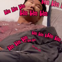 Setelah operasi bagian mata Densu terlihat bengkak. Daerah kantung matanya juga tampak diperban. Foto: Instagram/@sumargodenny