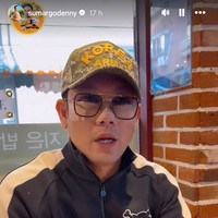 Meski dengan wajah yang sebagian masih diperban dan bengkak, namun Densu sudah jalan-jalan di Korea. Ia juga menjajal berbagai hidangan di sana. Foto: Instagram/@sumargodenny