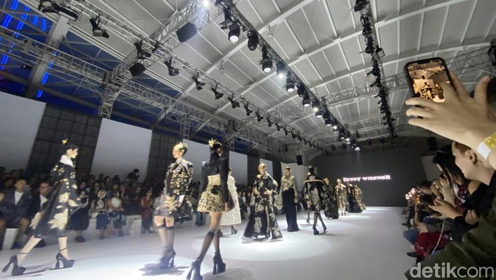 Dewi Fashion Knights 2024 di Jakarta Fashion Week 2025