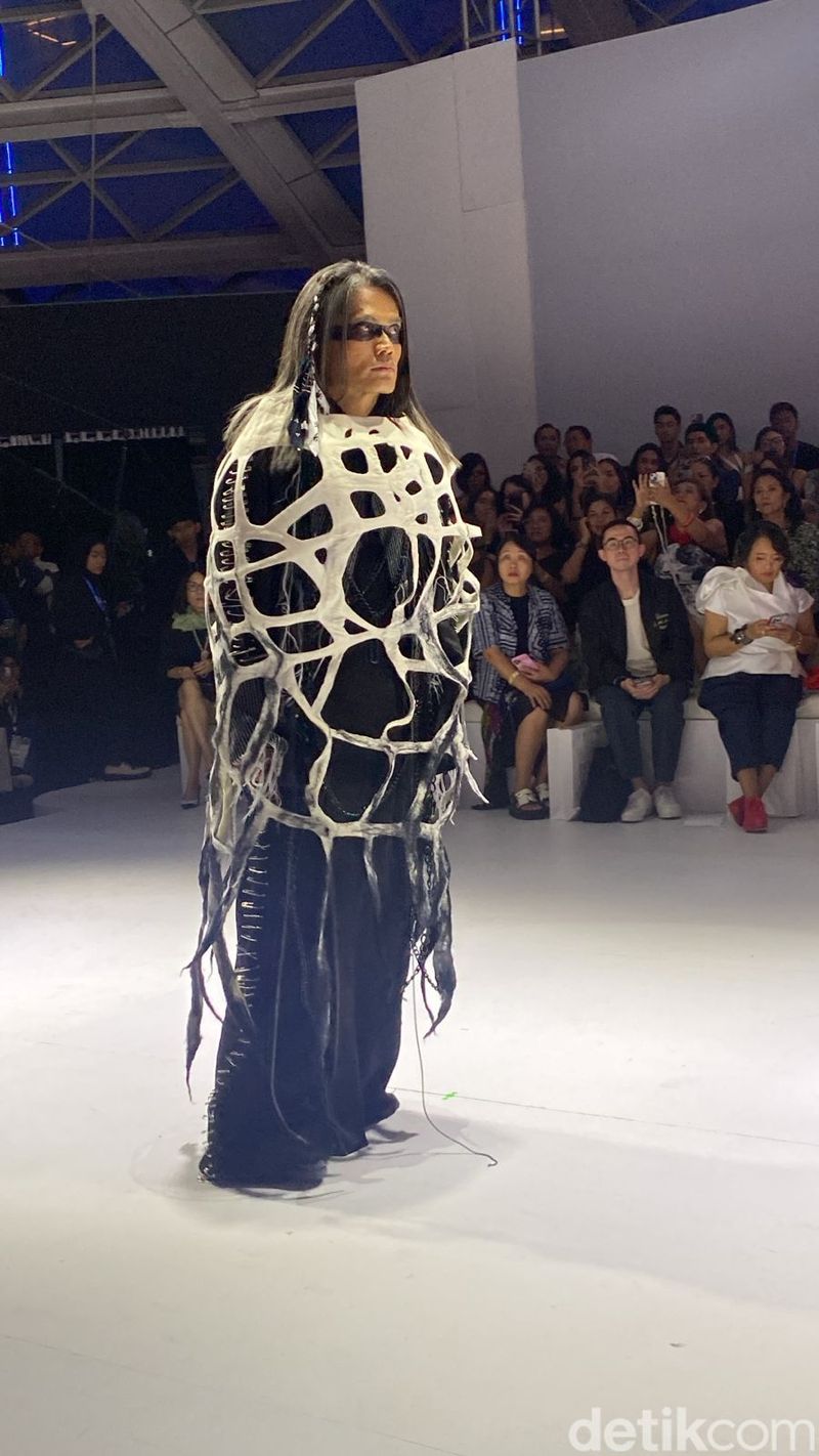 Dewi Fashion Knights 2024 di Jakarta Fashion Week 2025 Dewi Fashion Knights 2024 di Jakarta Fashion Week 2025