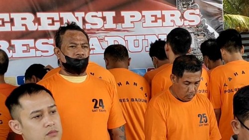 Dua pelaku penganiayaan karyawan bar di Kerobokan, Badung, Frenky (pakai masker) dan Heiden saat dipamerkan di Polres Badung, Senin (28/10/2024). (Agus Eka/detikBali)