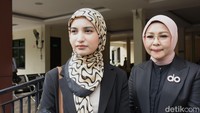 Dalam persidangan, Cut Intan terlihat didampingi kuasa hukumnya saat memasuki ruang sidang.