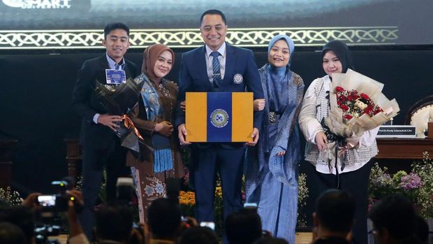 Eri Cahyadi lulus S3 dan menyandang gelar doktor dengan predikat cumlaude di Unair.