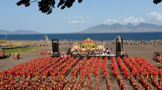 Festival Gandrung Sewu kembali memukau ribuan penonton yang memadati Pantai Marina Boom, pada Sabtu (26/10/2024). Seni tari kolosal ini diikuti 1359 penari.