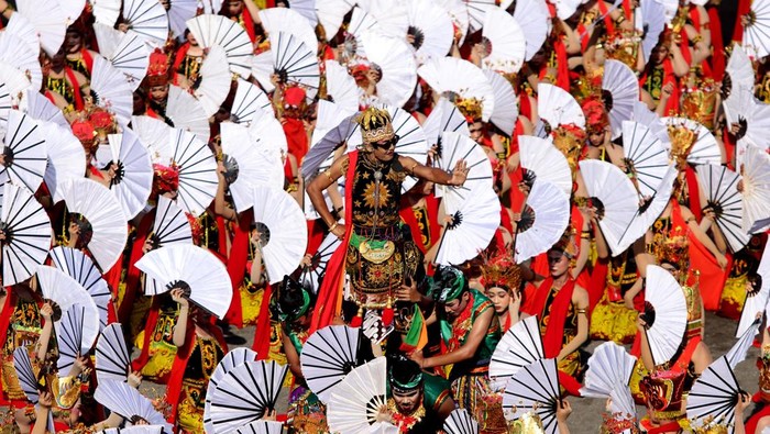 Festival Gandrung Sewu kembali memukau ribuan penonton yang memadati Pantai Marina Boom, pada Sabtu (26/10/2024). Seni tari kolosal ini diikuti 1359 penari.