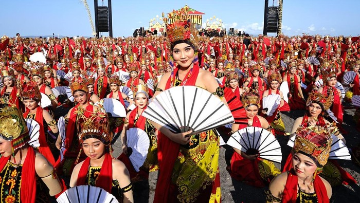 Festival Gandrung Sewu Banyuwangi Festival Gandrung Sewu kembali memukau ribuan penonton yang memadati Pantai Marina Boom, pada Sabtu (26/10/2024). Seni tari kolosal ini diikuti 1359 penari.