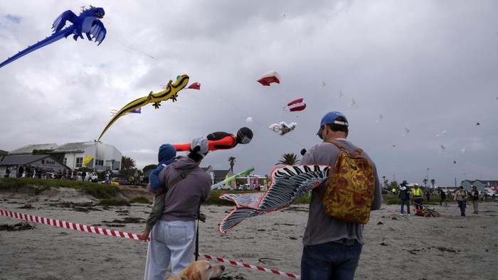South African kite maker Mari Ware-Lane flies kites at the Cape Town International Kite Festival in Cape Town, South Africa, Sunday, Oct. 27, 2024. (AP Photo/Nardus Engelbrecht)