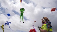 Dalam Festival Layang-Layang tersebut para penggemar layang-layang berkumpul untuk menerbangkan layang-layang berwarna-warni, berpartisipasi dalam kegiatan sosial, dan mengumpulkan dana untuk dukungan kesehatan mental.  