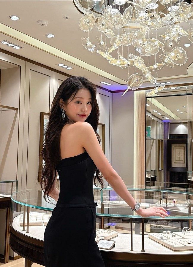 Saat foto-fotonya diunggah di media sosial, netizen terpana dengan bentuk tubuh pelantun lagu ‘I AM’ ini. Foto: Instagram/@for_everyoung10