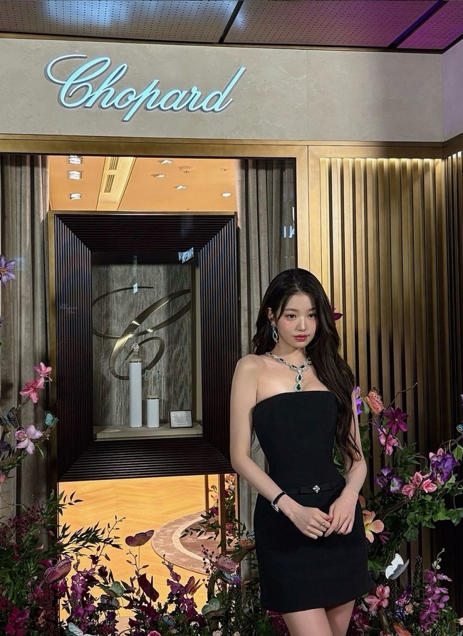 Wonyoung memperlihatkan bentuk tubuh bak jam pasir dengan mengenakan mini dress ketat tanpa tali. Penyanyi 20 tahun ini hadir sebagai muse brand perhiasan Chopard. Foto: Instagram/@for_everyoung10