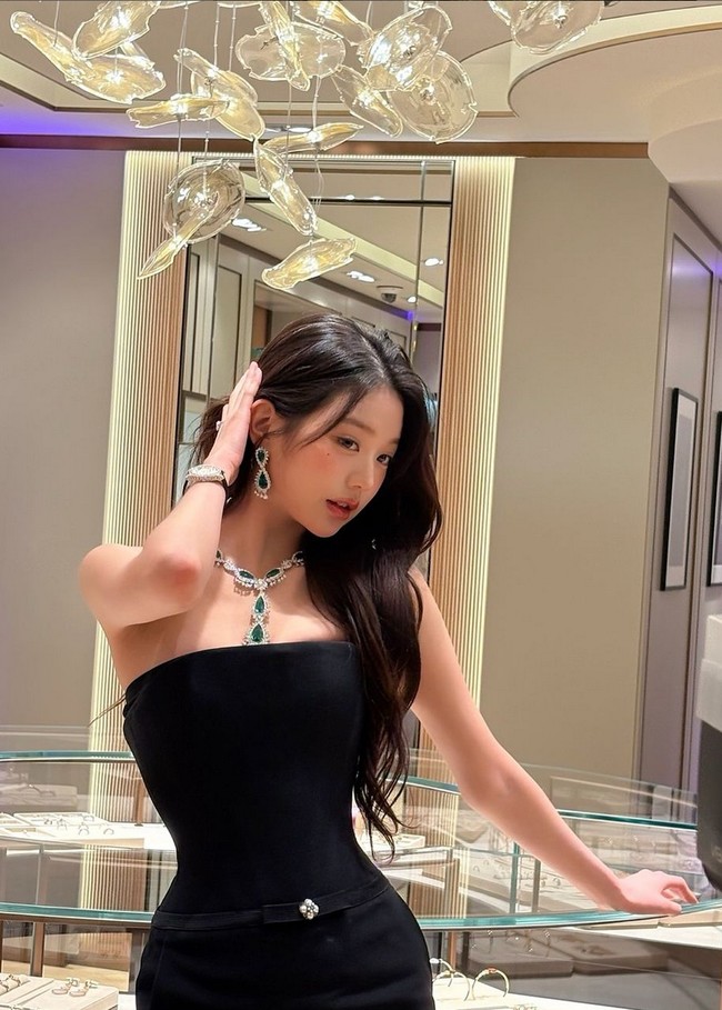 Netizen lain justru ada yang salah fokus dengan kalung yang dikenakan Wonyoung. Kalung tersebut ditaksir bernilai USD3,2 juta atau sekitar Rp 50 miliar. Foto: Instagram/@for_everyoung10