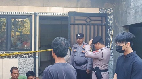 Personel dari Polsek Kubu saat melakukan olah TKP gantung diri di Kecamatan Kubu, Kabupaten Karangasem, Senin (28/10/2024) ]. (dok. Polres Karangasem).