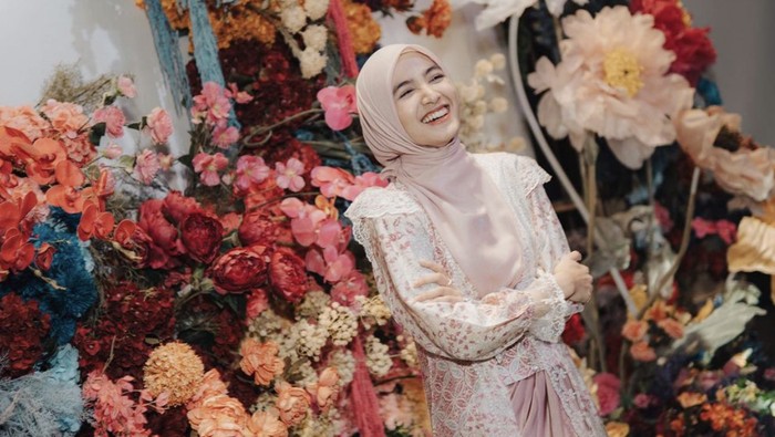 Gaya Cut Syifa Masak Rendang hingga Pose di Depan Gerobak Buah