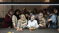 Tahun lalu Cut Syifa merayakan ulang tahun dengan orang-orang terdekatnya. Ia diberi kejutan sebuah kue tart berhiaskan ucapan manis. Foto: Instagram cutsyifaa