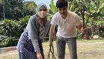 Momen Cut Syifa Masak Rendang hingga Pose di Depan Gerobak Buah