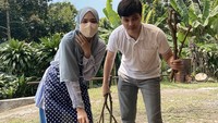 Cut Syifa pernah coba masak rendang dengan cara tradisional menggunakan kayu bakar. Seruu juga yaa. Walaupun mata otomatis nangis karena perih kena asap. Hihi, tulisnya di keterangan foto. Foto: Instagram cutsyifaa