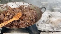 Seperti ini penampakan rendang yang dimasak Cut Syifa bersama rekannya, Teuku Anwar. Rendang dimasak sampai bumbunya menghitam! Foto: Instagram cutsyifaa