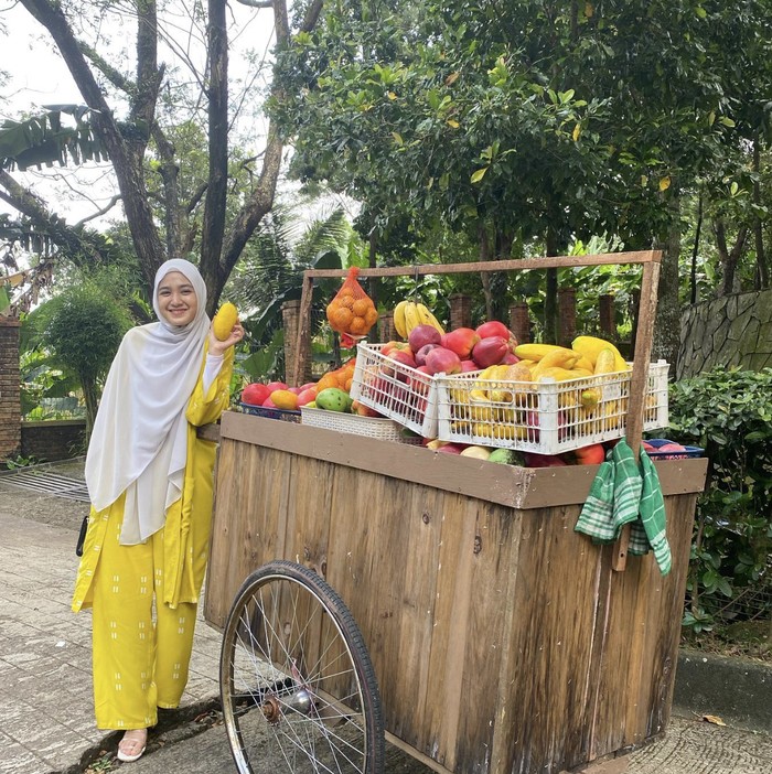 Gaya Cut Syifa Masak Rendang hingga Pose di Depan Gerobak Buah Gaya Cut Syifa Masak Rendang hingga Pose di Depan Gerobak Buah