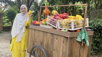 Senang melihat tumpukan buah segar, Cut Syifa pun pose di depan gerobak buah. Ia sengaja mengambil buah yang warnanya sama dengan outfitnya! Foto: Instagram cutsyifaa
