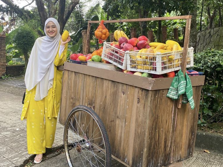 Momen Cut Syifa Masak Rendang hingga Pose di Depan Gerobak Buah